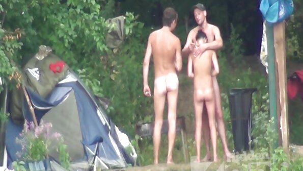 De la masturbare fierbinte cu părul negru devine un pizdecufloci squirt suculent.