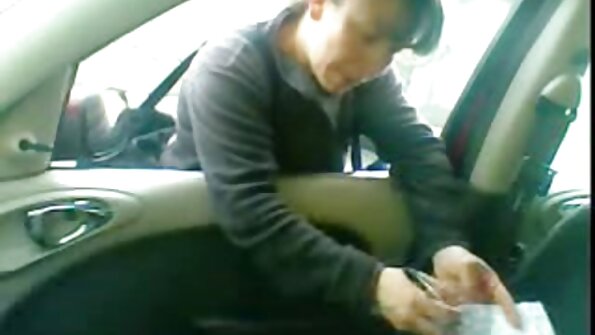 Ea se masturbează cu cocoși de cauciuc în fața unei camere filme porno femei cu floci web.