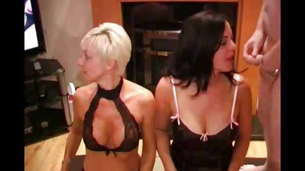 Tânără cu părul roșu care porno femei cu floci joacă într-un film erotic.