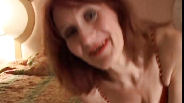 Păsărica rasă sexy este filme porno cu floci pisată cu degetele.