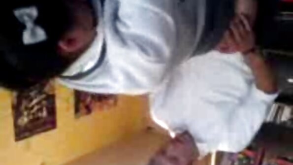 Două prietene și un iubit se distrează împreună. filme porno cu femei cu floci la pizde