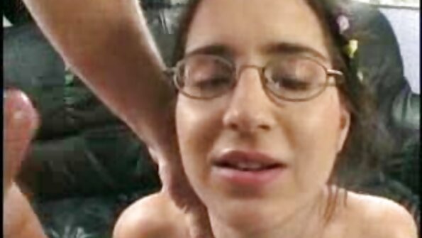 O doamnă filme porno cu mature cu floci frumoasă este excitată de un vibrator lângă piscină.