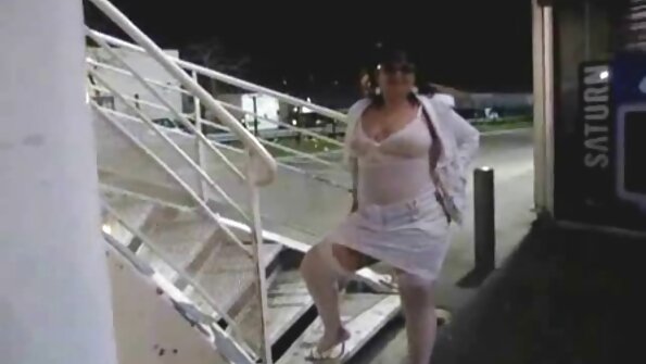 Cățeaua a fost crescută pentru un trio porno pizde cu floci de doi tipi respectabili.
