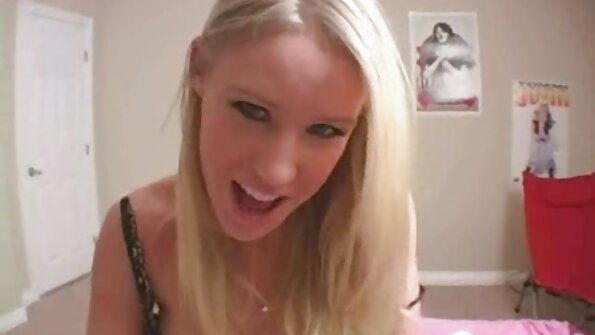 Femeia asta face filme porno cu pizde care au flocii mari o treabă bună cu doi pui.