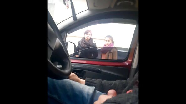 Bruneta fierbinte cu un bust mare s-a dat iubitului ei. filme porno cu floci