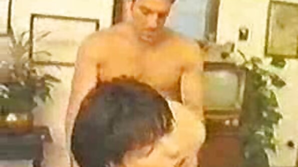 Pui fierbinte s-a dat domnului în anal filme porno cu floci la pizde pe canapea.