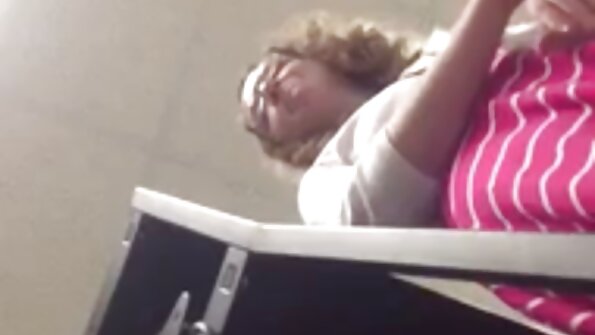 Un bărbat face un masaj pizde cu floci futute sexual pasional pe o saltea gonflabilă.