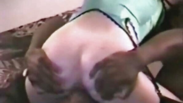 Și-a desfășurat xxx floci picioarele și și-a masat frumos șapca cu un vibrator.