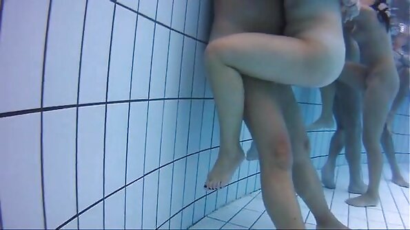 Fata superba cu pieptul gol devine filme porno cu floci sexy goala.