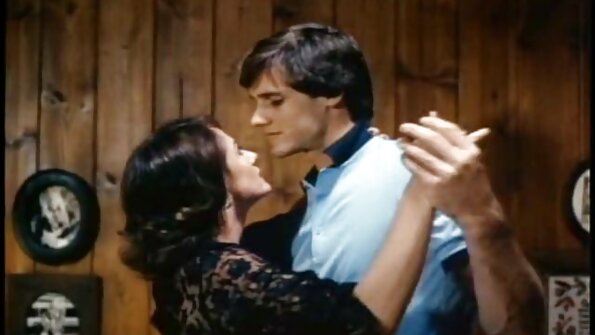Un tânăr își ia cu succes filme porno cu pizde care au flocii mari soția și soacra cu căldură.