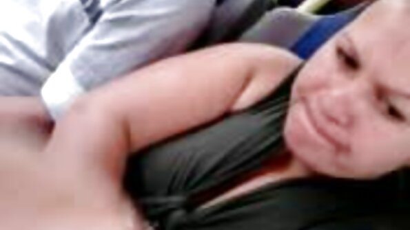 Bărbatul cu părul roșu se ia cu tinerele pizdecufloci prietene în păsărică.