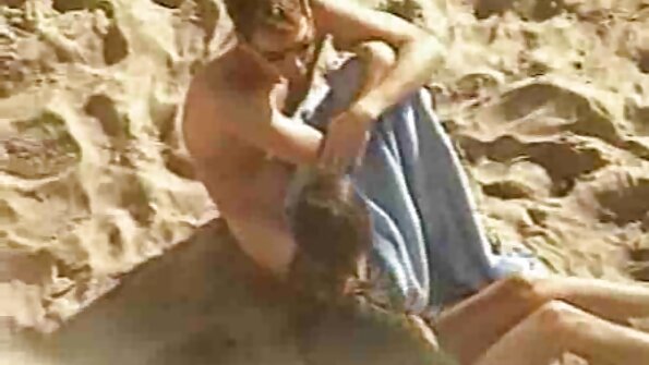 Cățeaua linge filme porno cu floci repede fundul tipului cu o gură blândă.