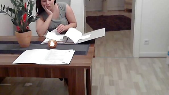 Kralya s-a așezat pe fața prietenei ei pizde fara floci pentru cunnilingus.