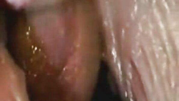 O șefă frumoasă și-a pus filme porno femei cu floci șapca sub un student.