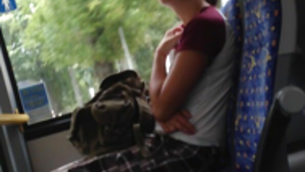 Drăguță blondă a făcut sex cu o tipă mature cu floci de plăcere.